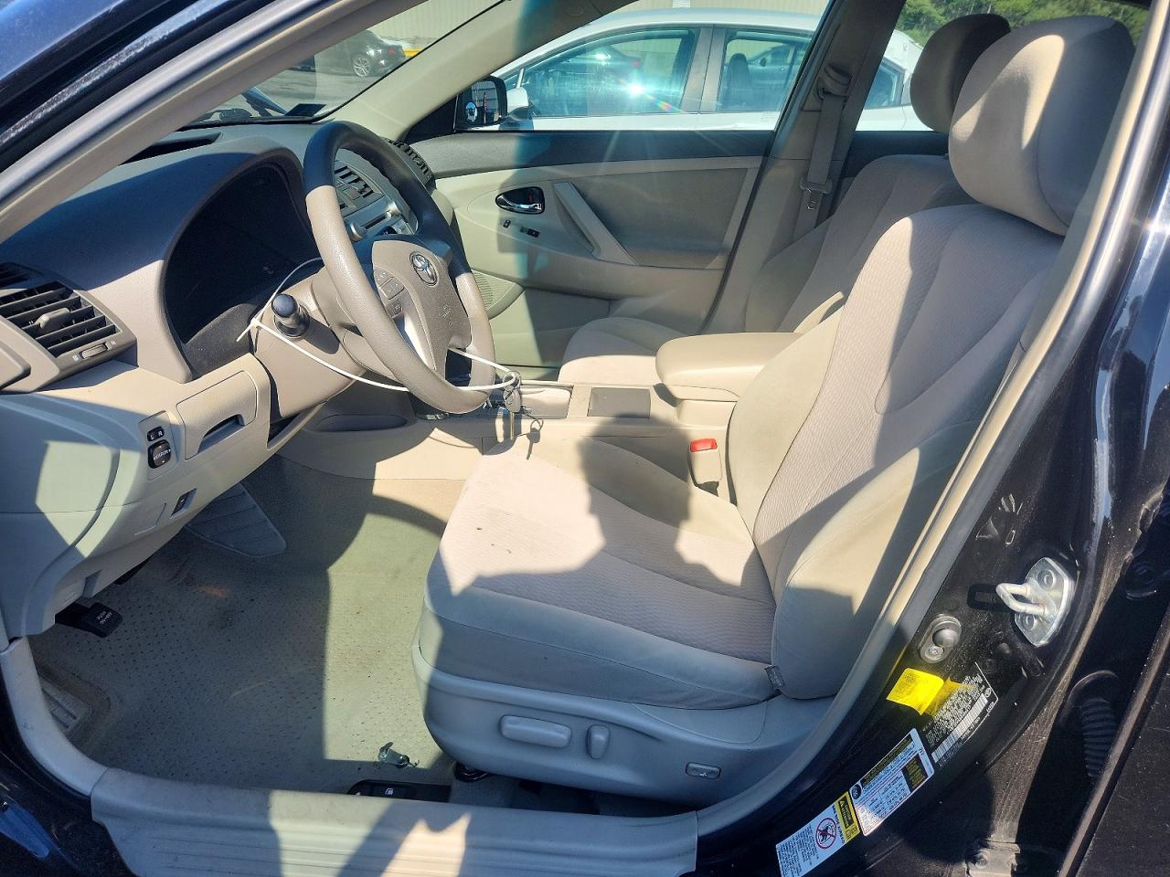 2011 TOYOTA CAMRY LE photo 19