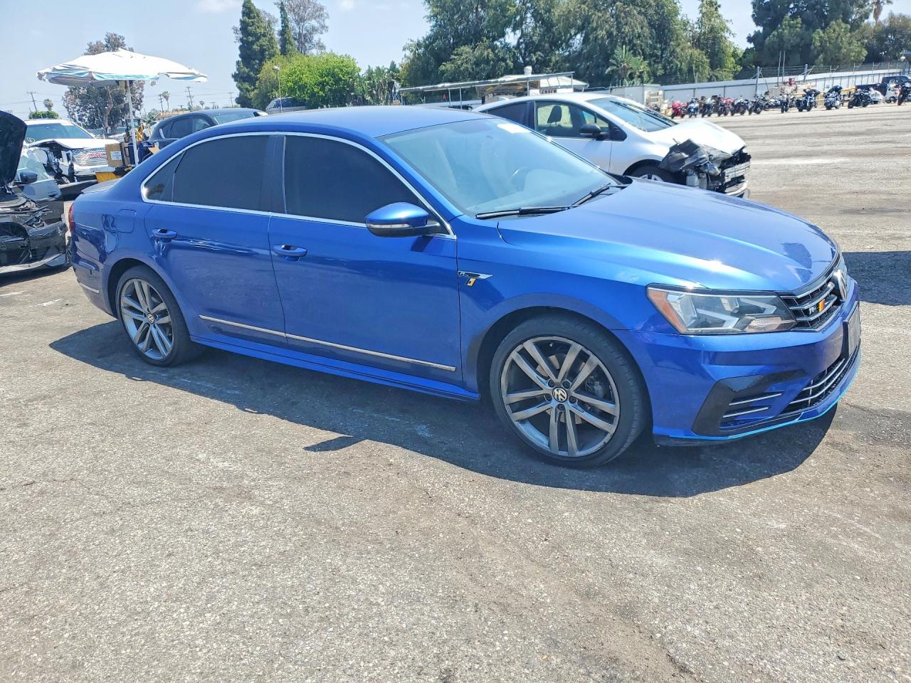 2017 VOLKSWAGEN PASSAT R-LINE photo 4
