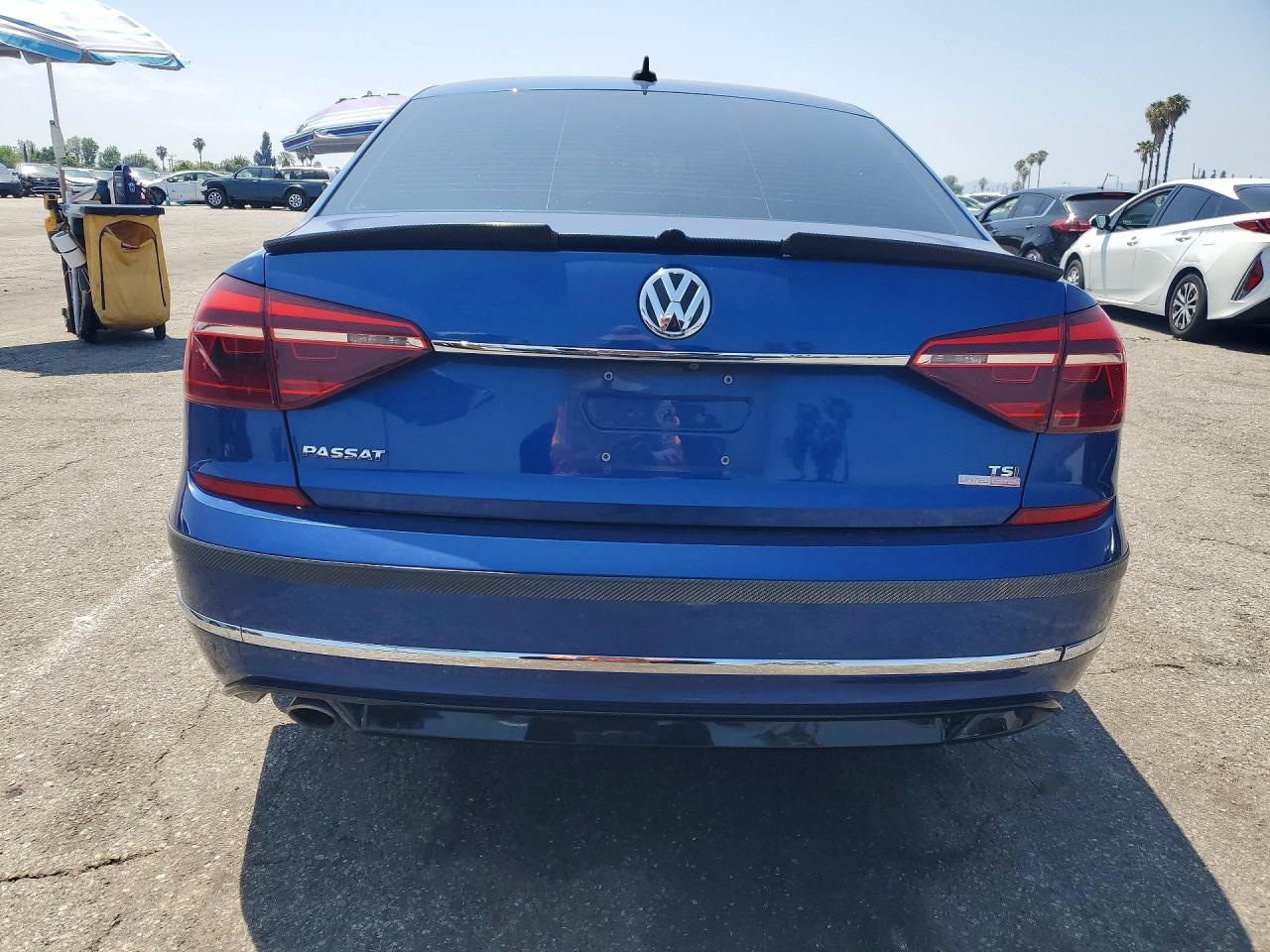 2017 VOLKSWAGEN PASSAT R-LINE photo 6