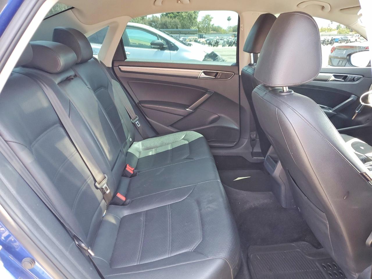 2017 VOLKSWAGEN PASSAT R-LINE photo 10