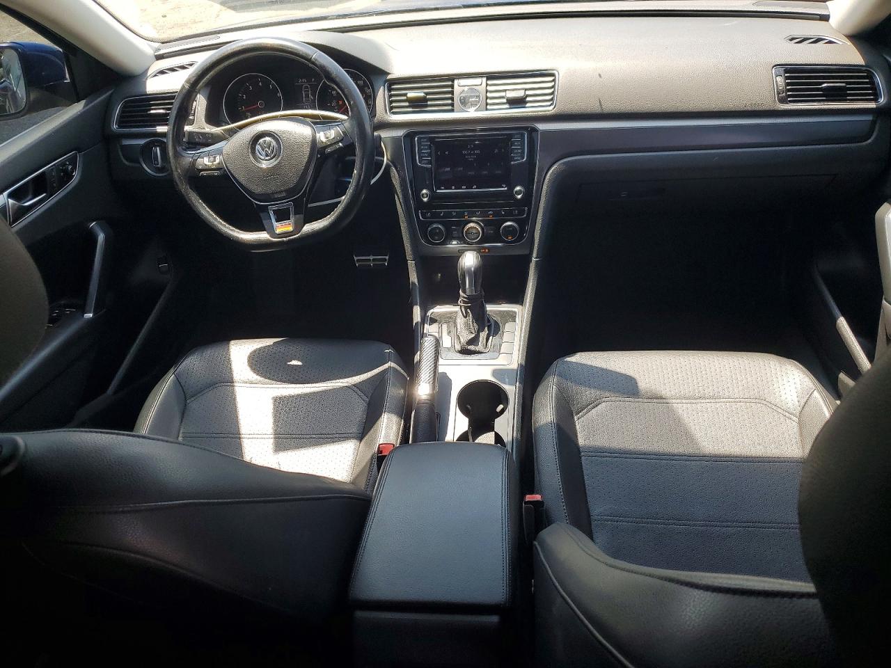 2017 VOLKSWAGEN PASSAT R-LINE photo 8