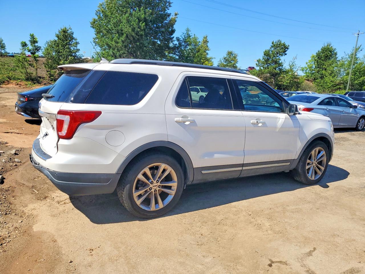 2018 FORD EXPLORER XLT photo 3
