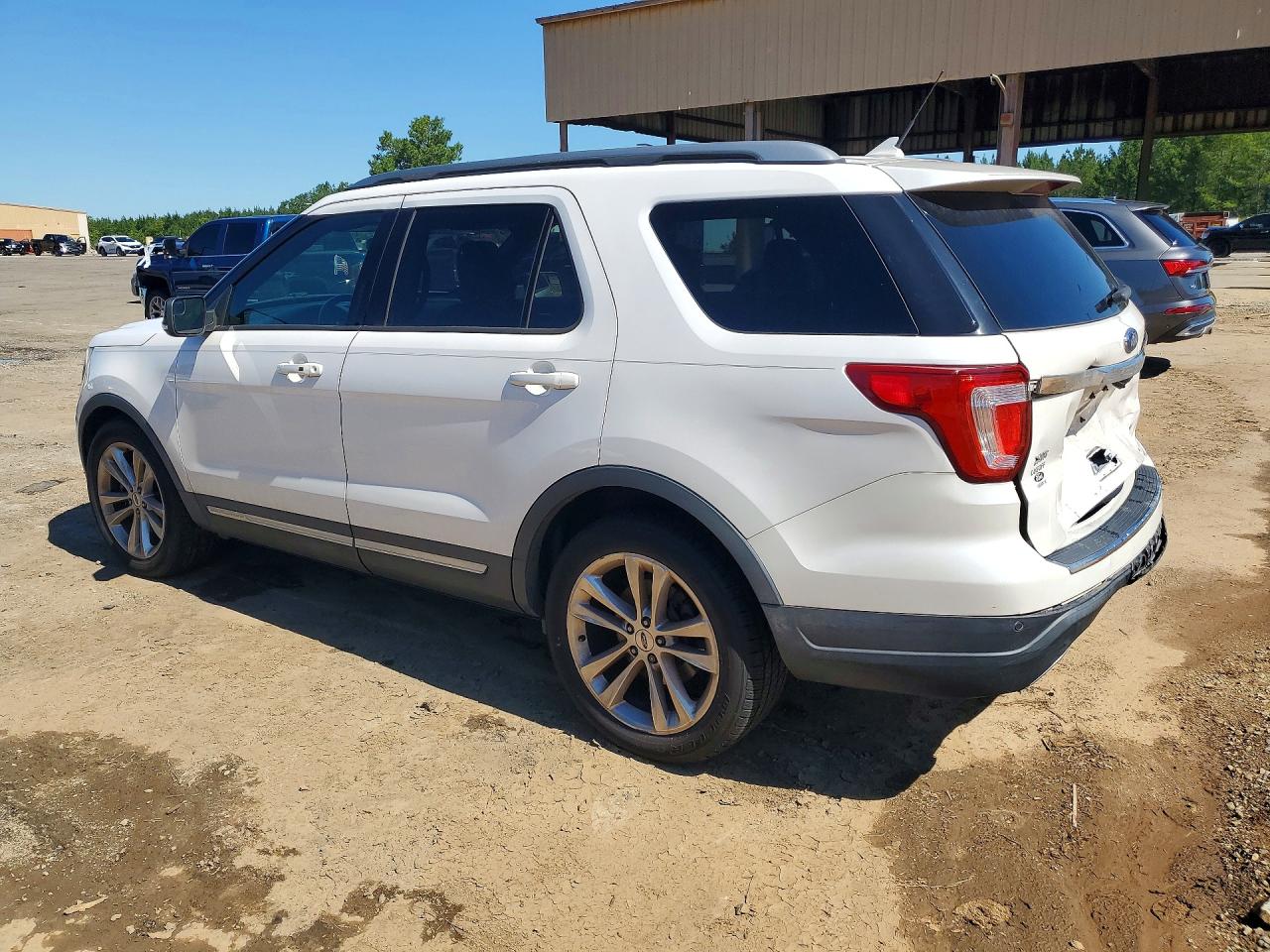 2018 FORD EXPLORER XLT photo 2
