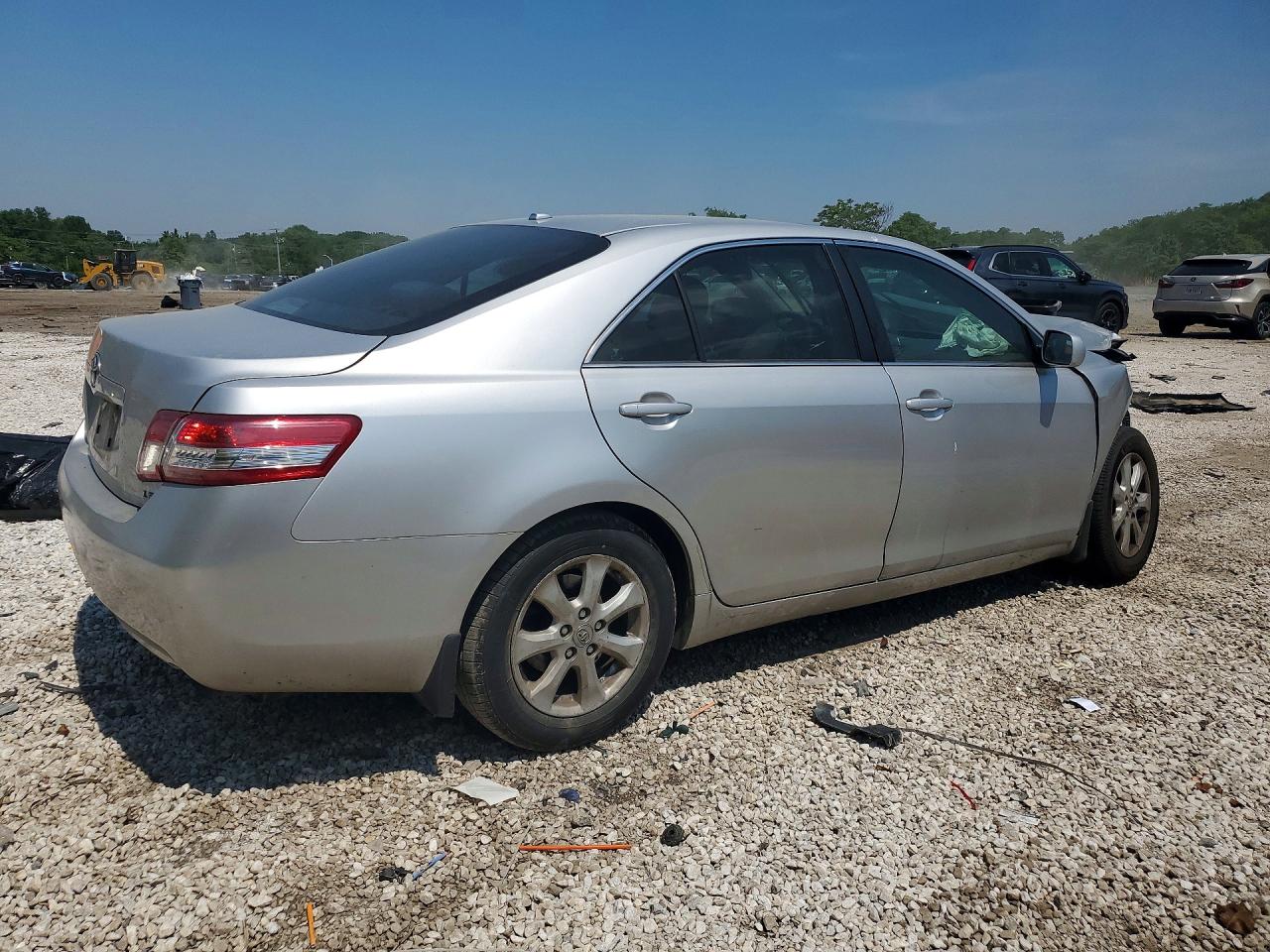 2011 TOYOTA CAMRY LE photo 3