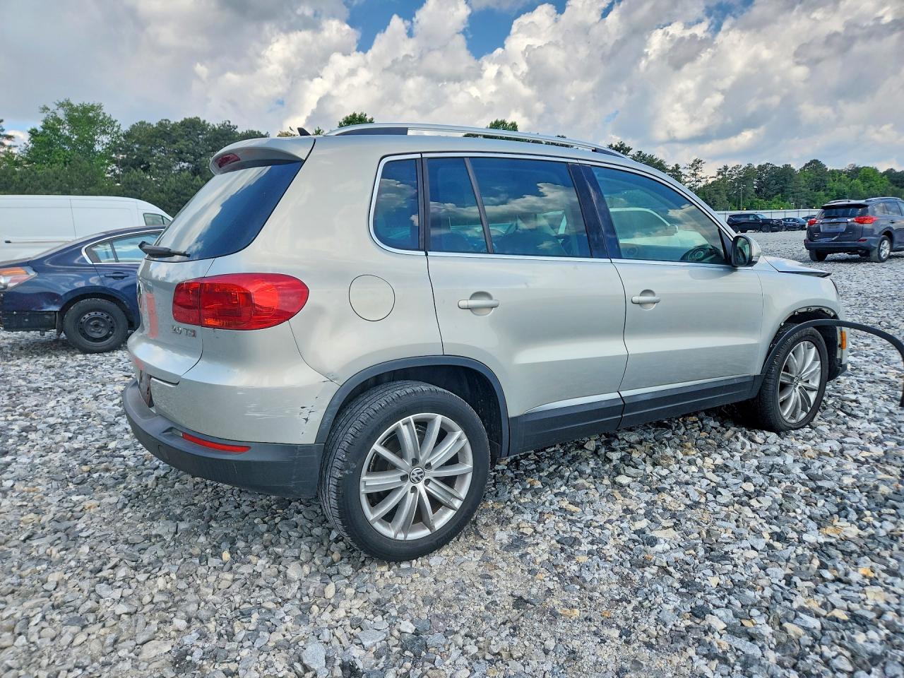 2013 VOLKSWAGEN TIGUAN S photo 5