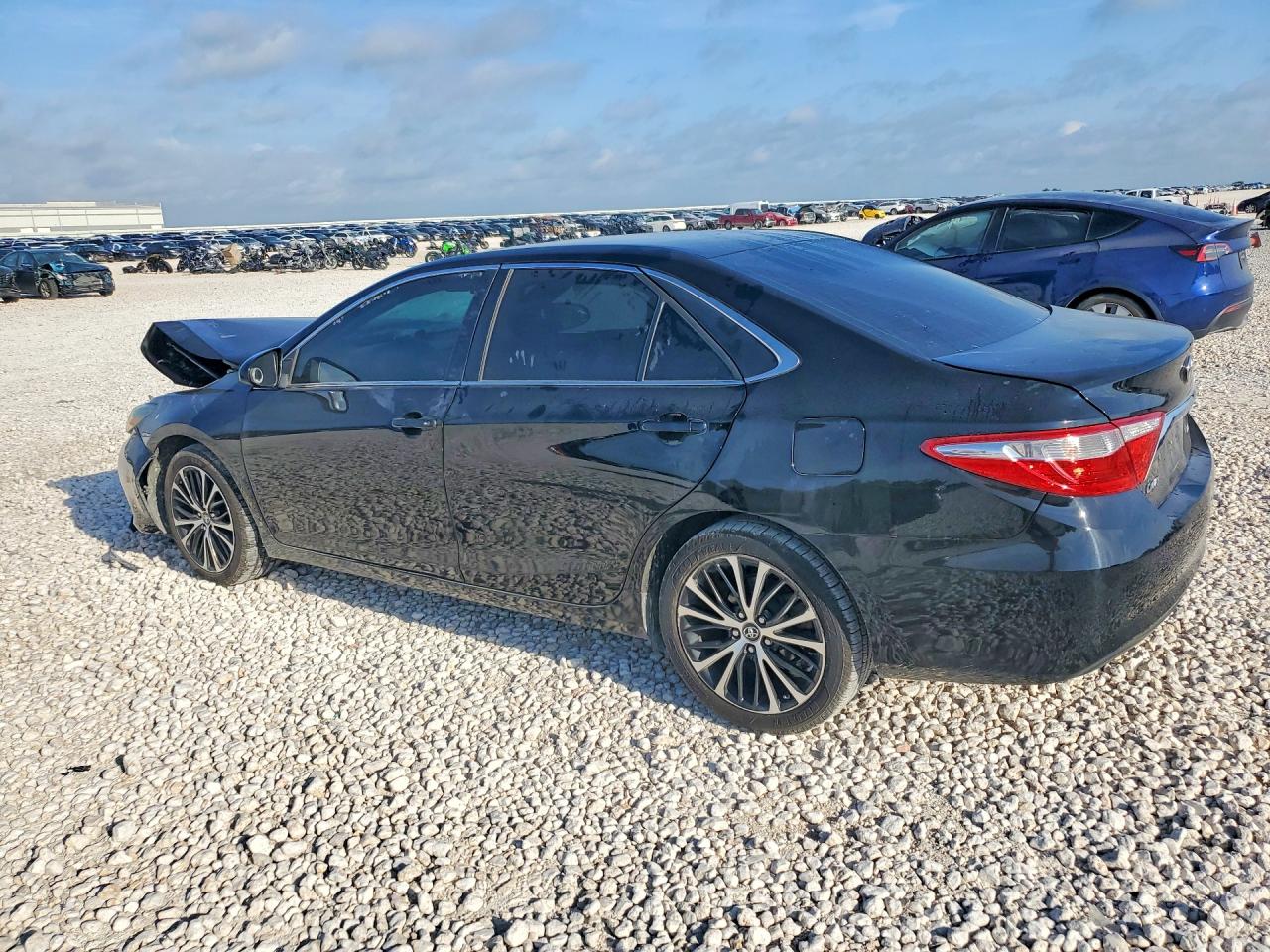 2017 TOYOTA CAMRY LE photo 4