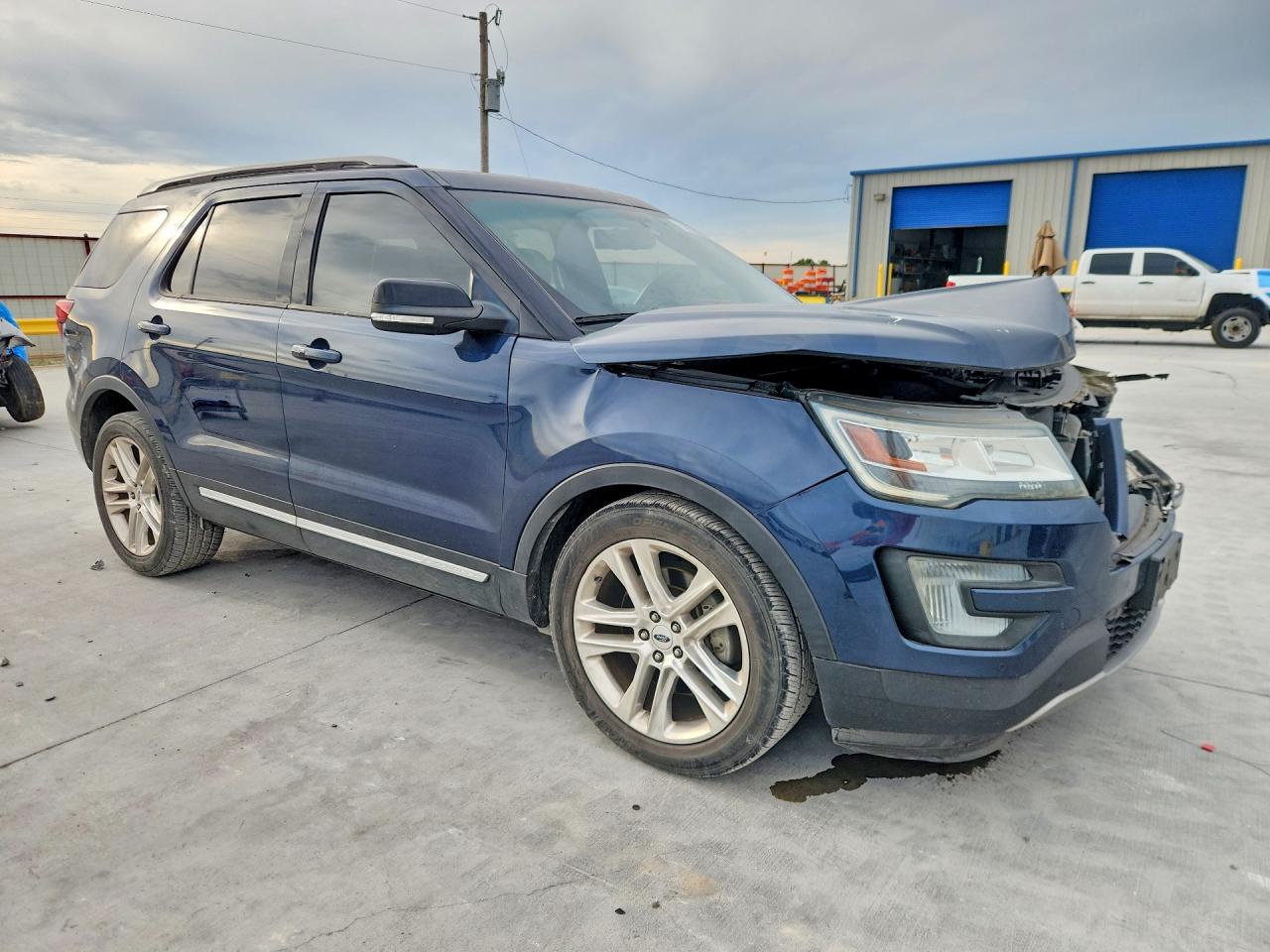 2017 FORD EXPLORER XLT photo 10