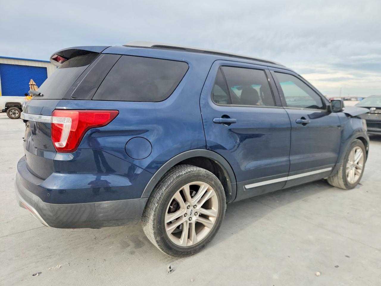 2017 FORD EXPLORER XLT photo 7