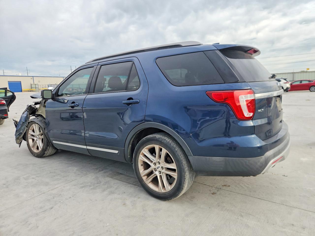 2017 FORD EXPLORER XLT photo 4