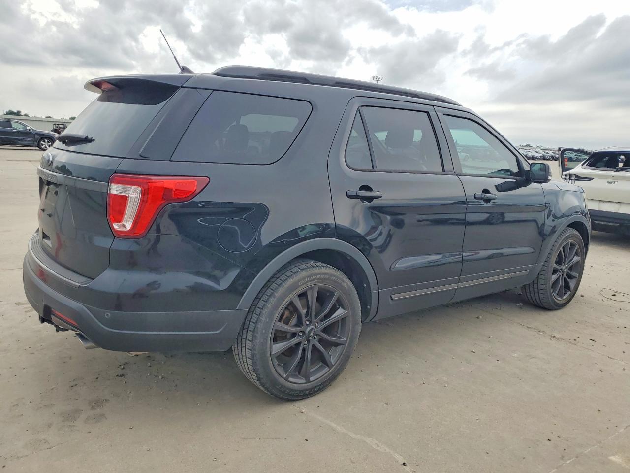 2018 FORD EXPLORER XLT photo 3
