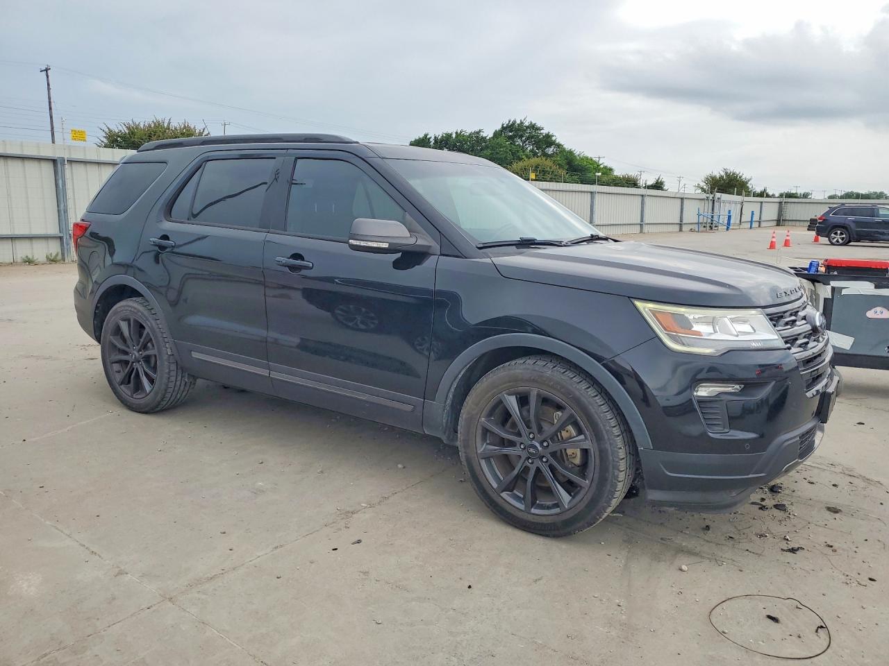 2018 FORD EXPLORER XLT photo 4