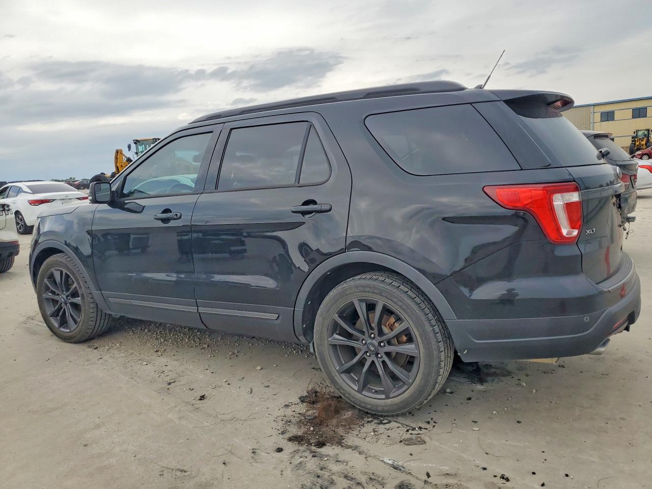 2018 FORD EXPLORER XLT photo 2