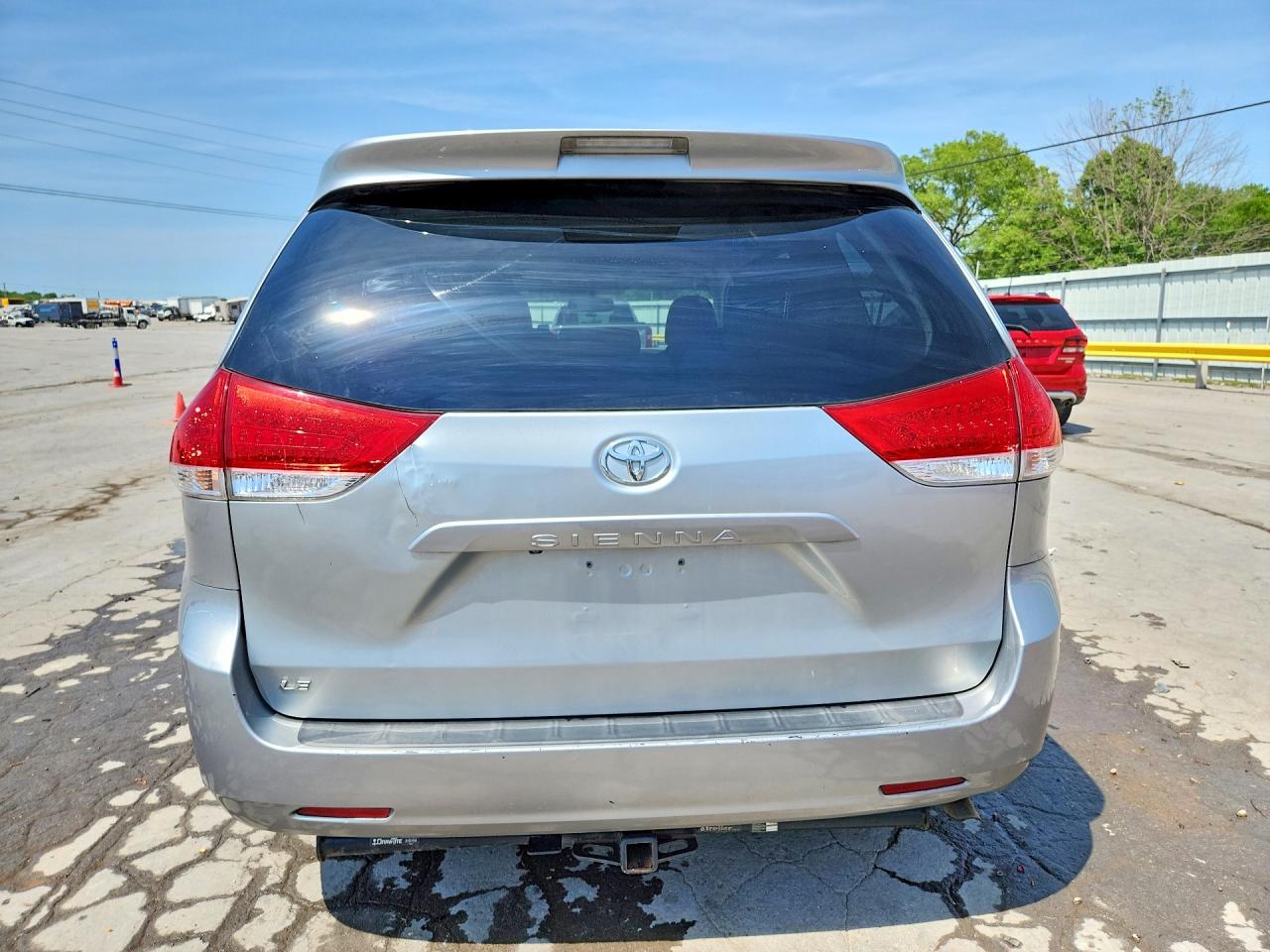 2014 TOYOTA SIENNA LE photo 11