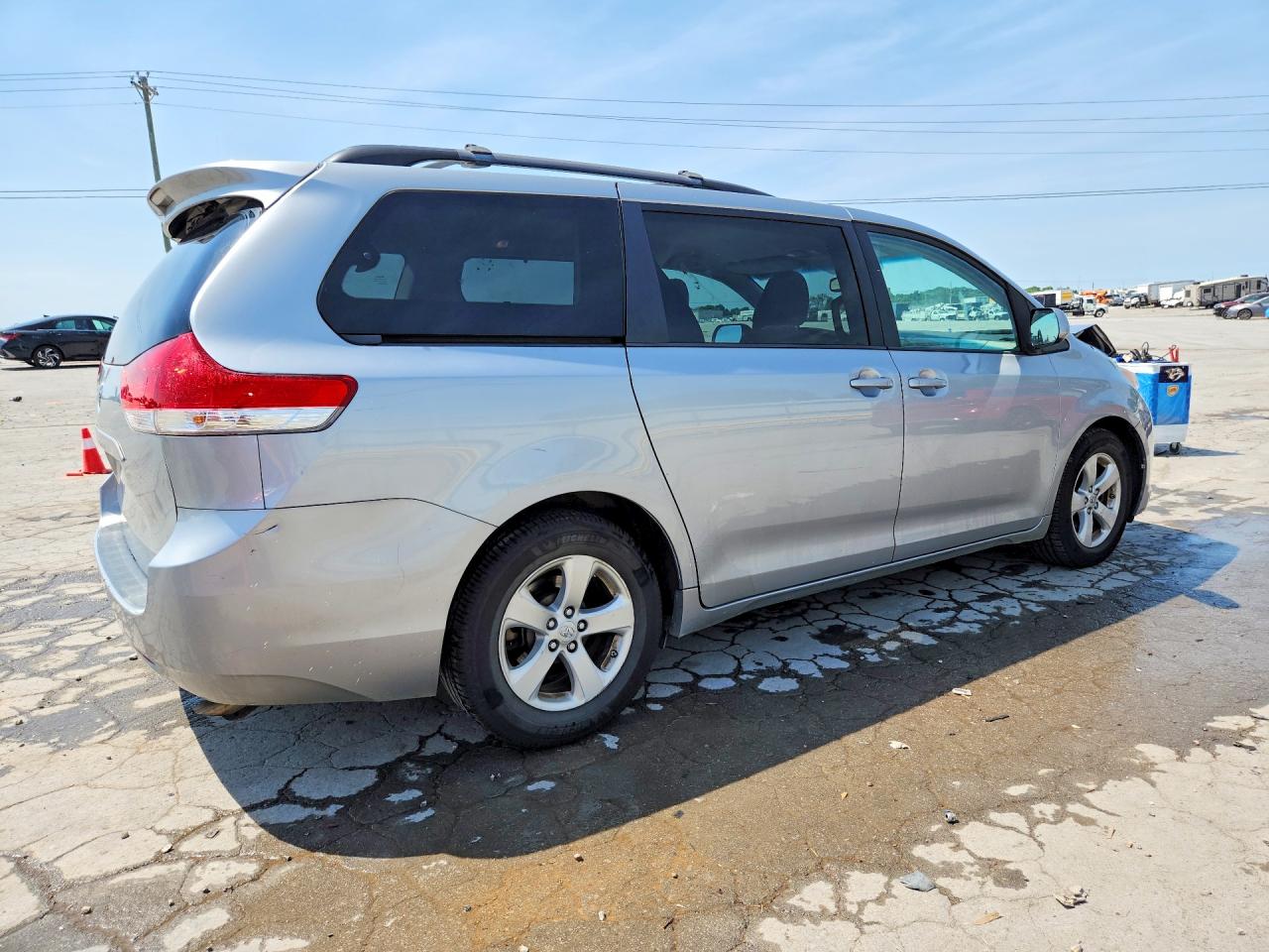 2014 TOYOTA SIENNA LE photo 5