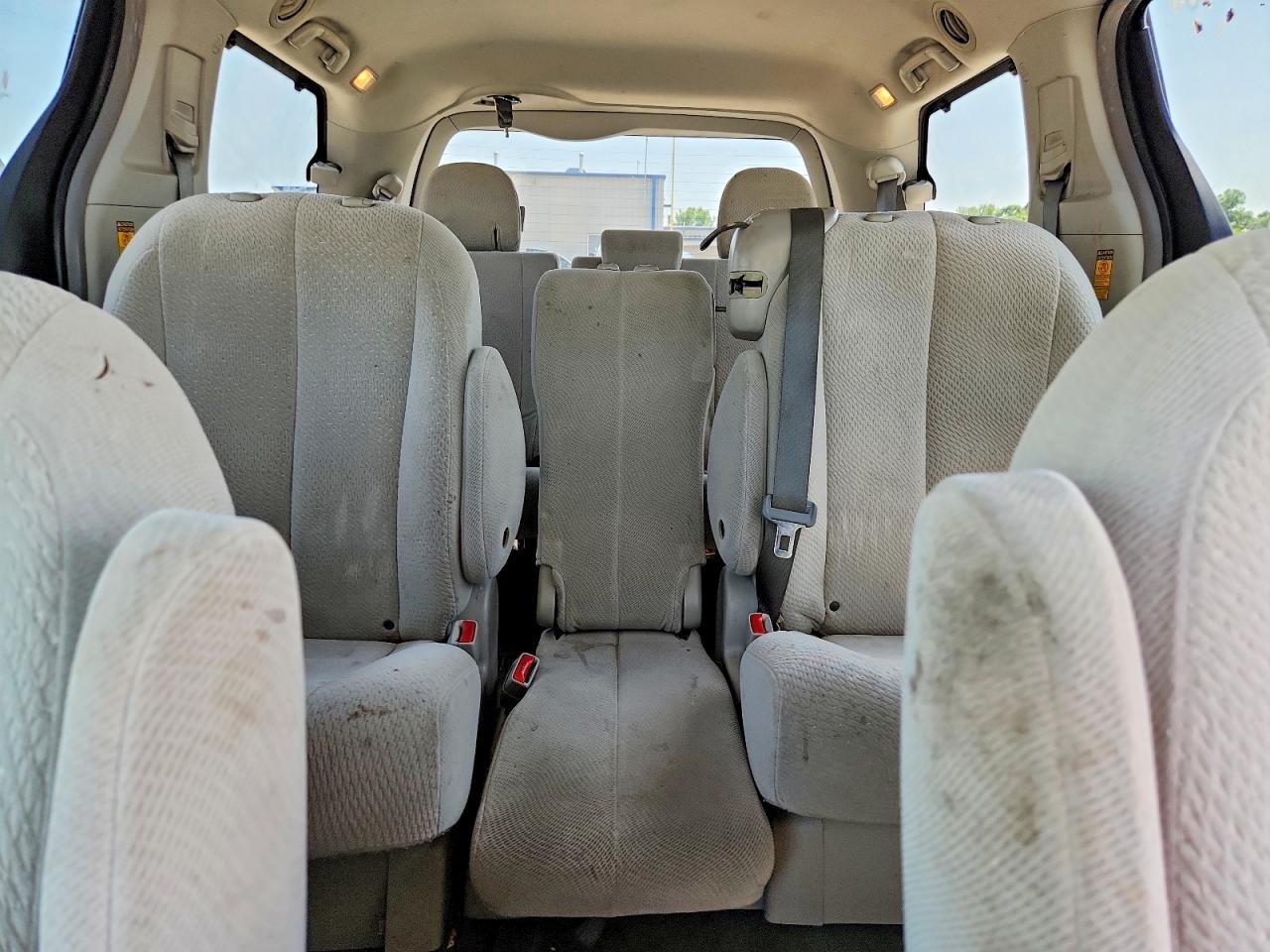 2014 TOYOTA SIENNA LE photo 19