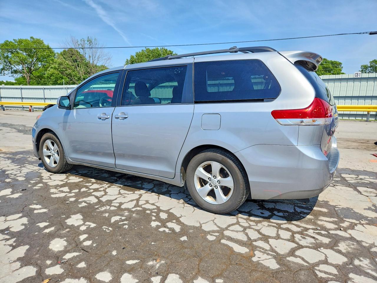 2014 TOYOTA SIENNA LE photo 3