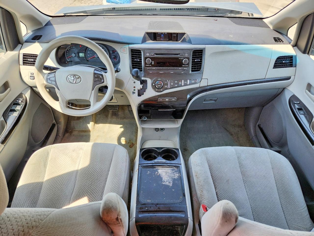 2014 TOYOTA SIENNA LE photo 15