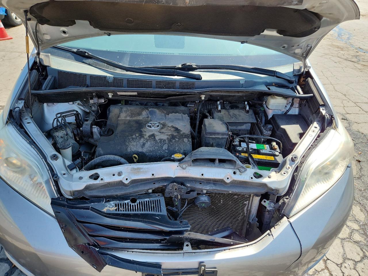 2014 TOYOTA SIENNA LE photo 23