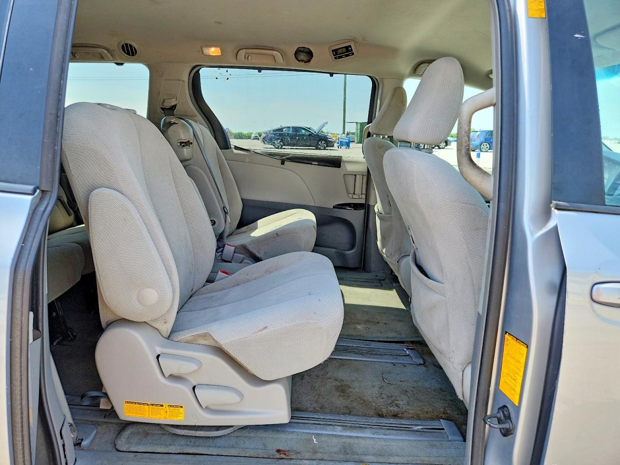 2014 TOYOTA SIENNA LE photo 21