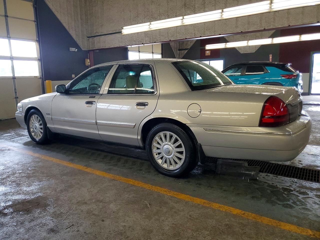 2010 MERCURY GRAND MARQUIS LS photo 2