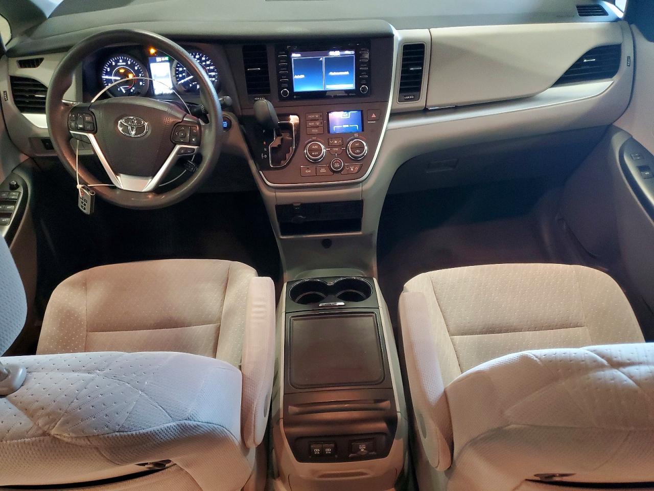 2020 TOYOTA SIENNA LE photo 8