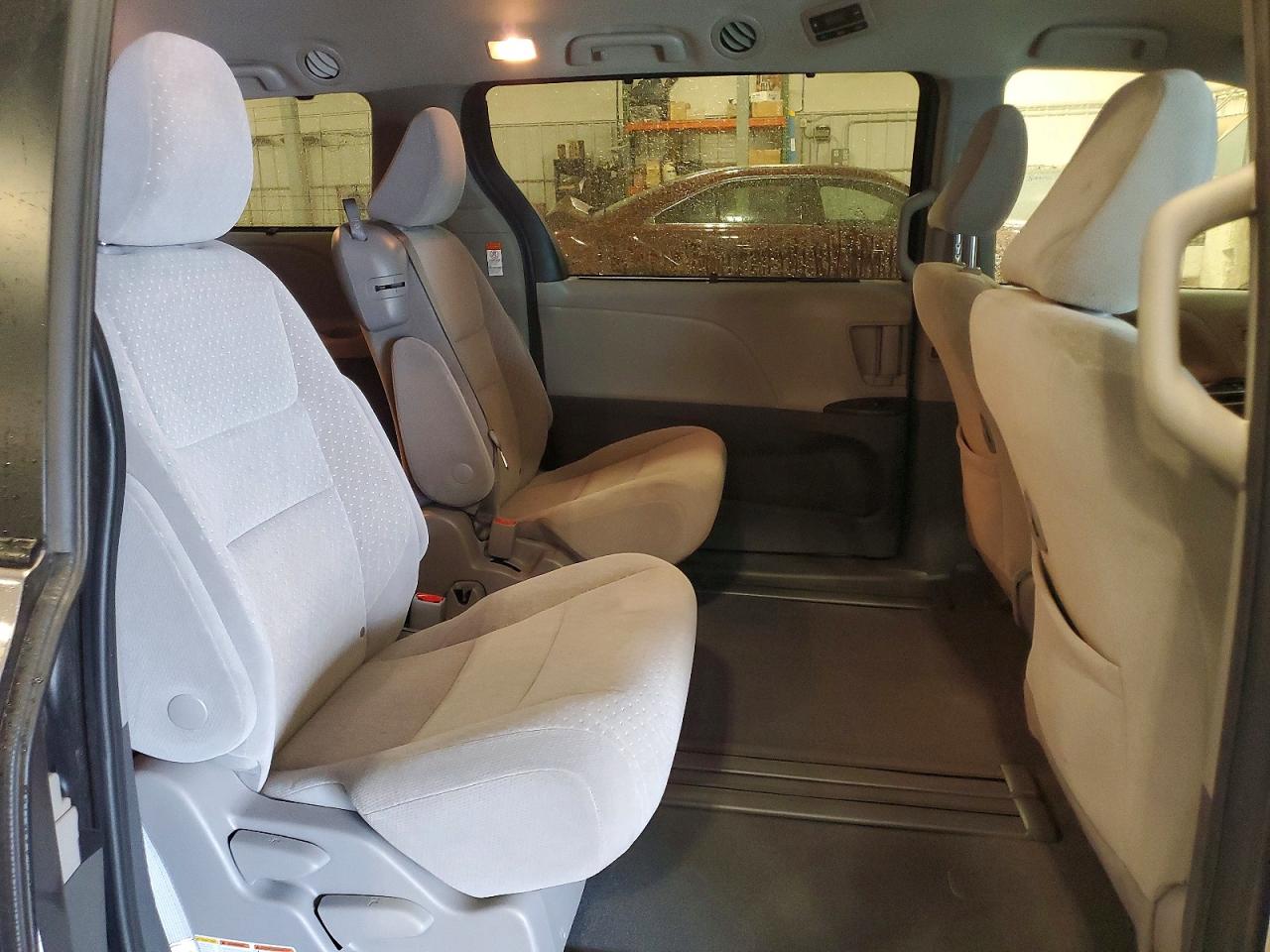 2020 TOYOTA SIENNA LE photo 11