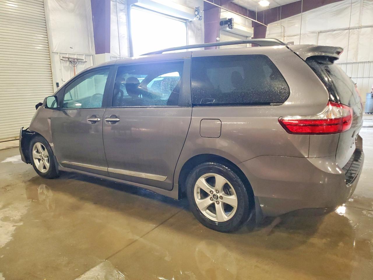 2020 TOYOTA SIENNA LE photo 2