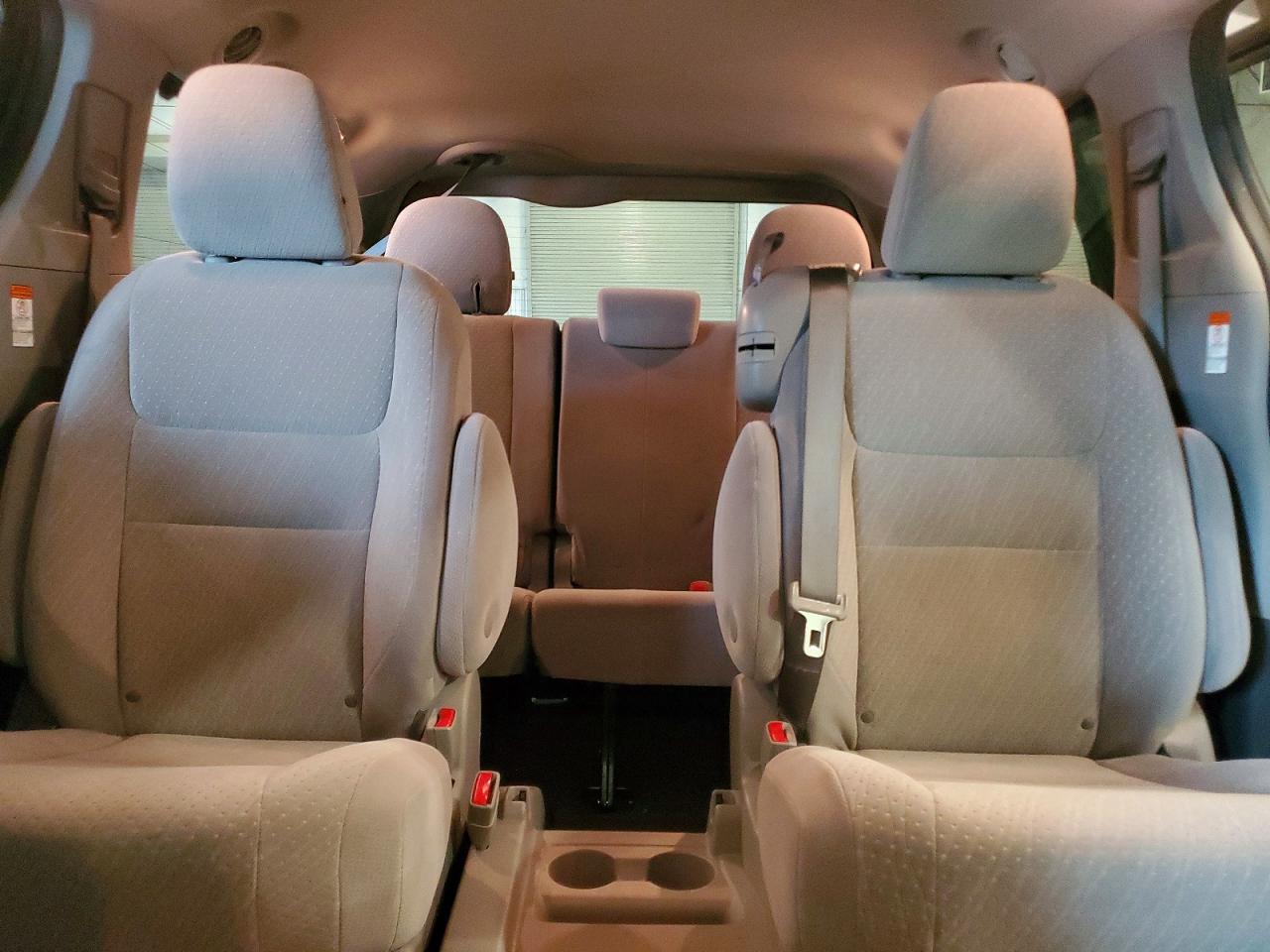 2020 TOYOTA SIENNA LE photo 10