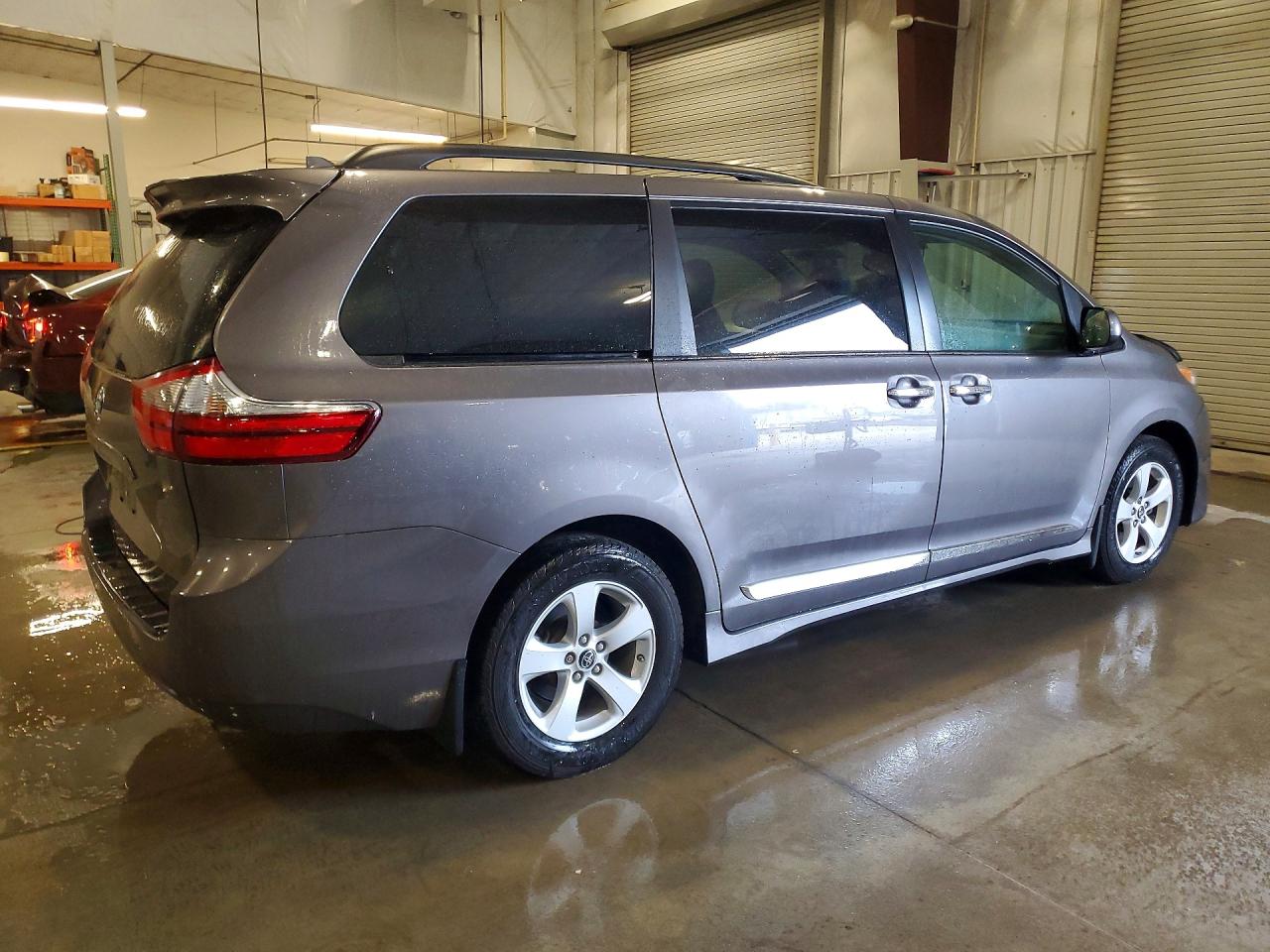 2020 TOYOTA SIENNA LE photo 3