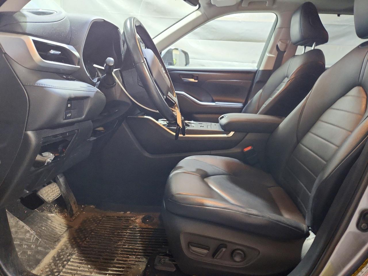 2021 TOYOTA HIGHLANDER XLE photo 19