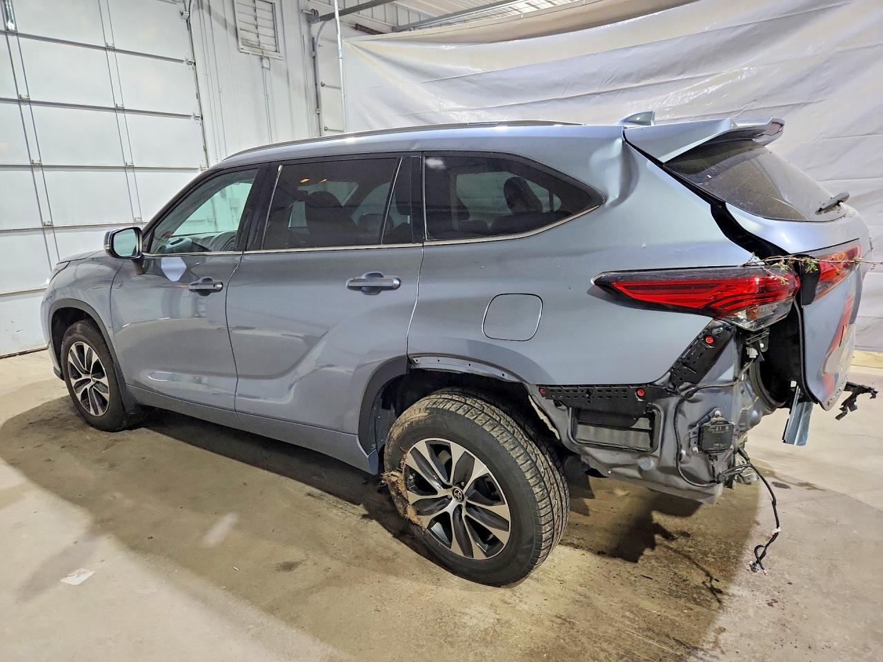 2021 TOYOTA HIGHLANDER XLE photo 4