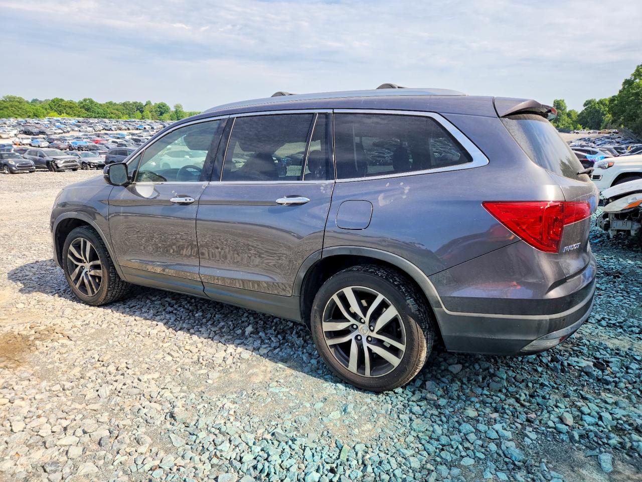 2016 HONDA PILOT TOURING photo 3