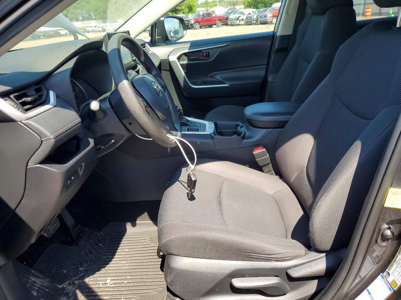 2021 TOYOTA RAV4 LE photo 13