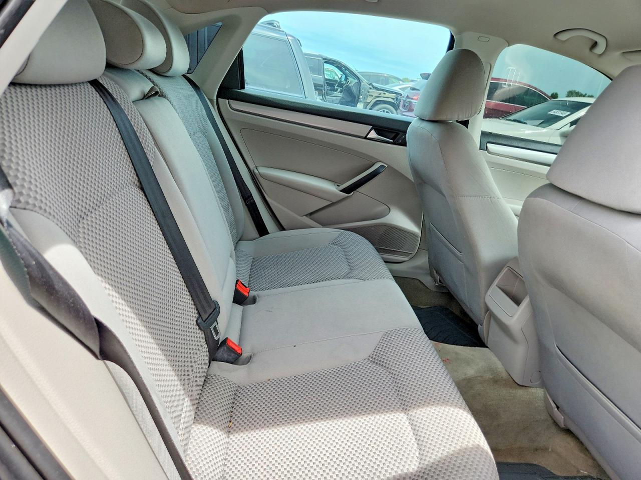 2012 VOLKSWAGEN PASSAT S photo 19