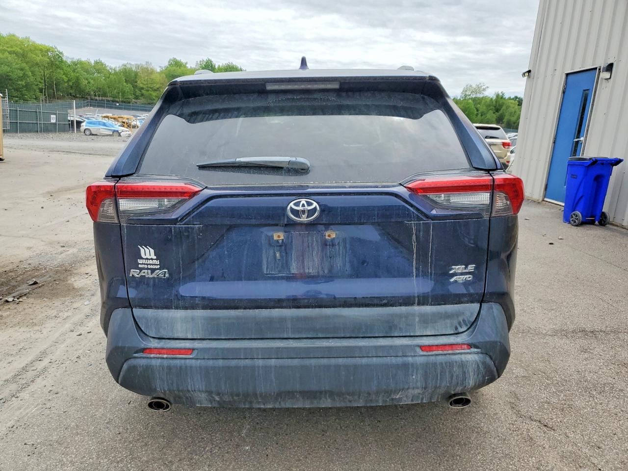 2019 TOYOTA RAV4 XLE photo 11