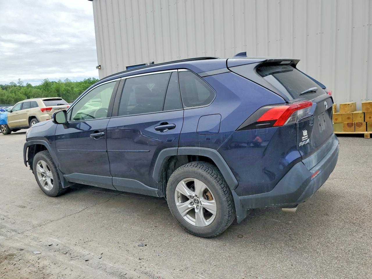 2019 TOYOTA RAV4 XLE photo 3