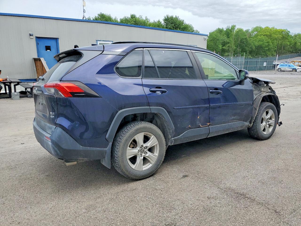 2019 TOYOTA RAV4 XLE photo 5