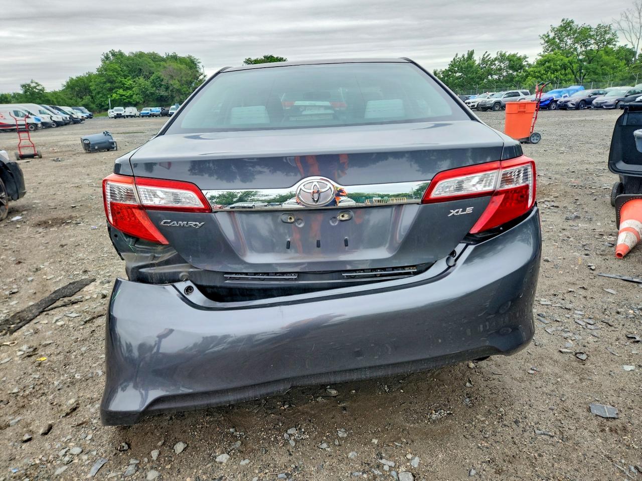 2012 TOYOTA CAMRY XLE photo 11