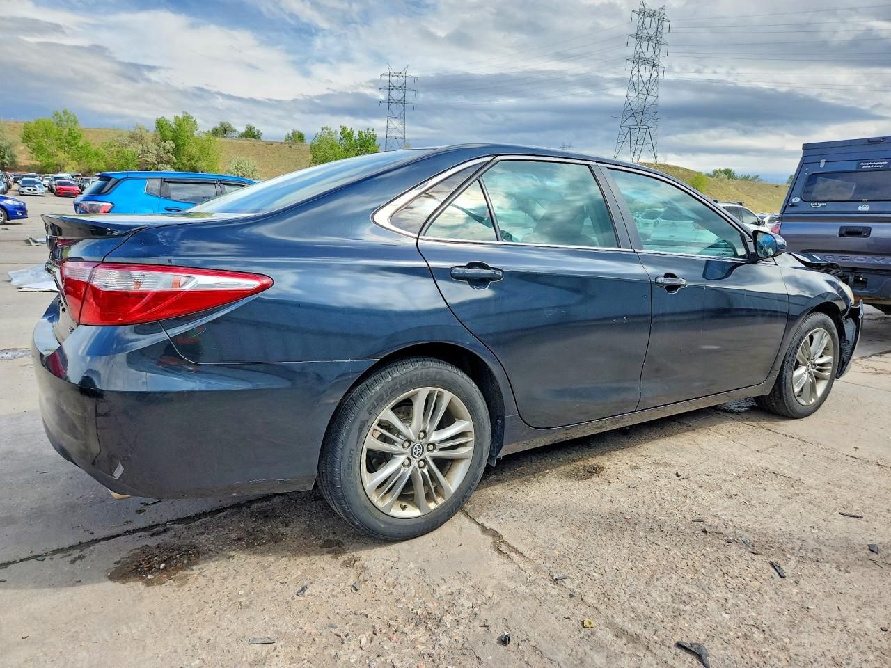 2016 TOYOTA CAMRY SE photo 3