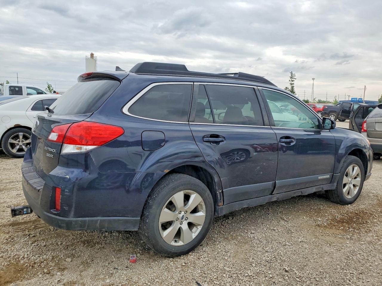 2012 SUBARU OUTBACK photo 7