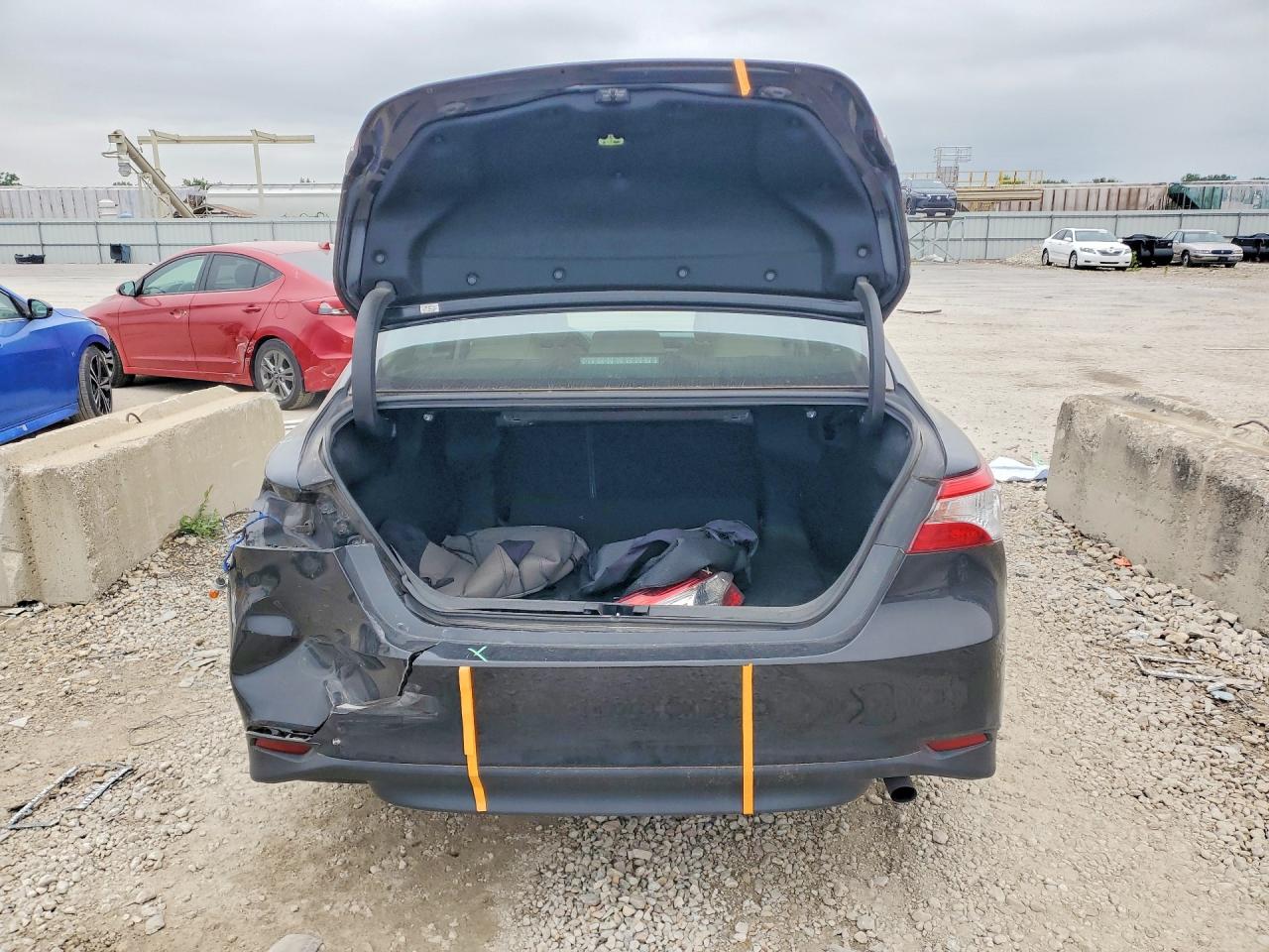 2018 TOYOTA CAMRY LE photo 11