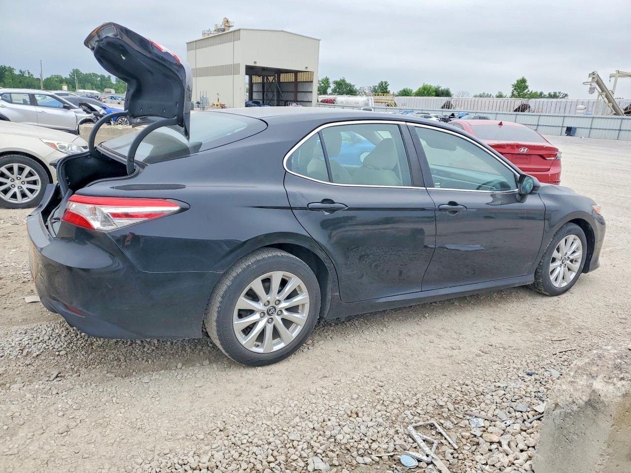 2018 TOYOTA CAMRY LE photo 5