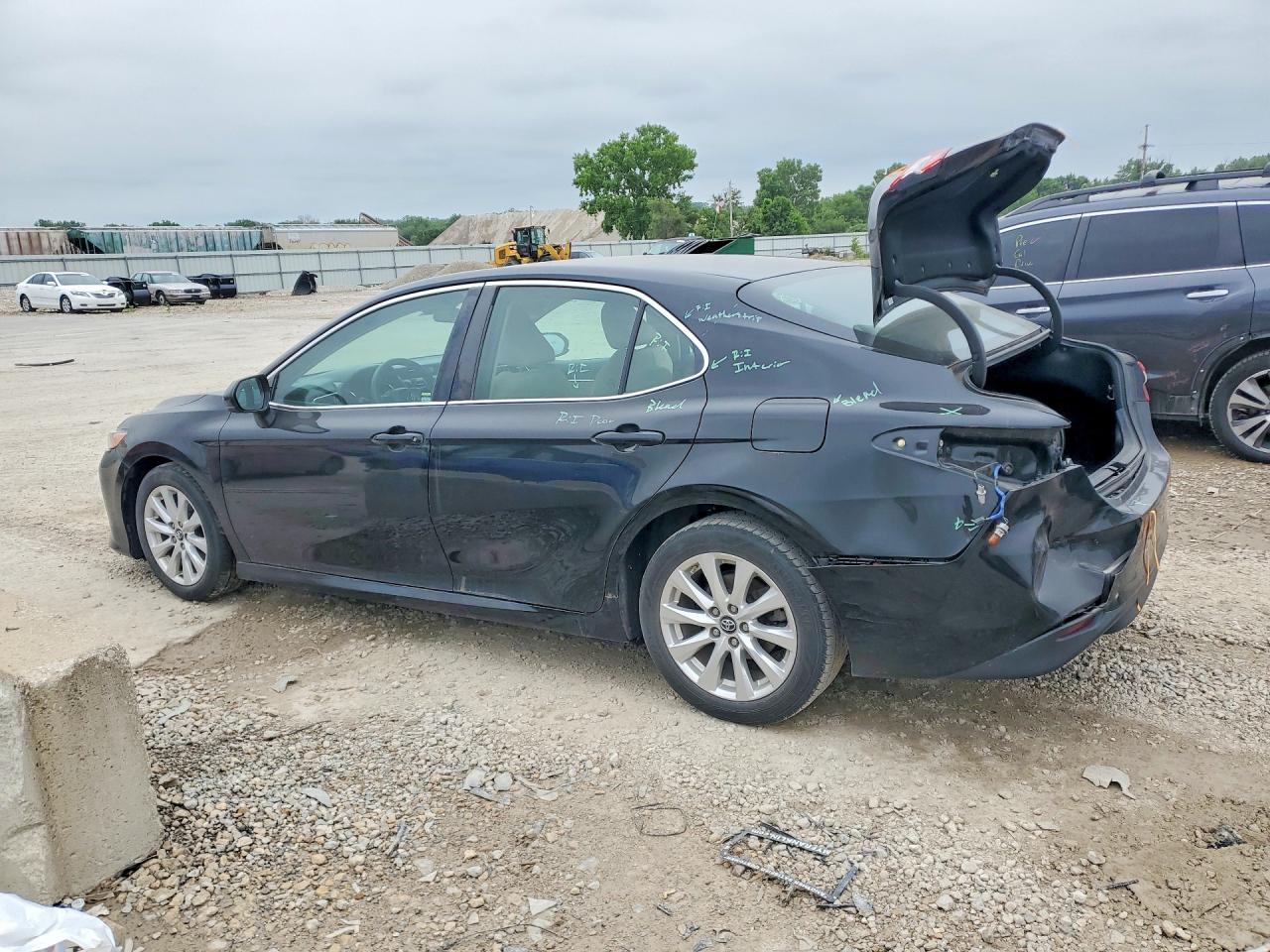 2018 TOYOTA CAMRY LE photo 3