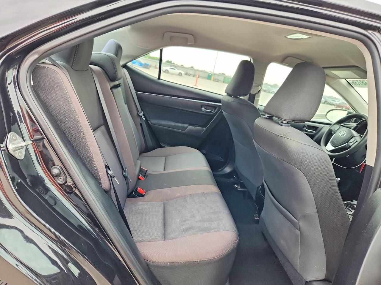 2018 TOYOTA COROLLA LE photo 10