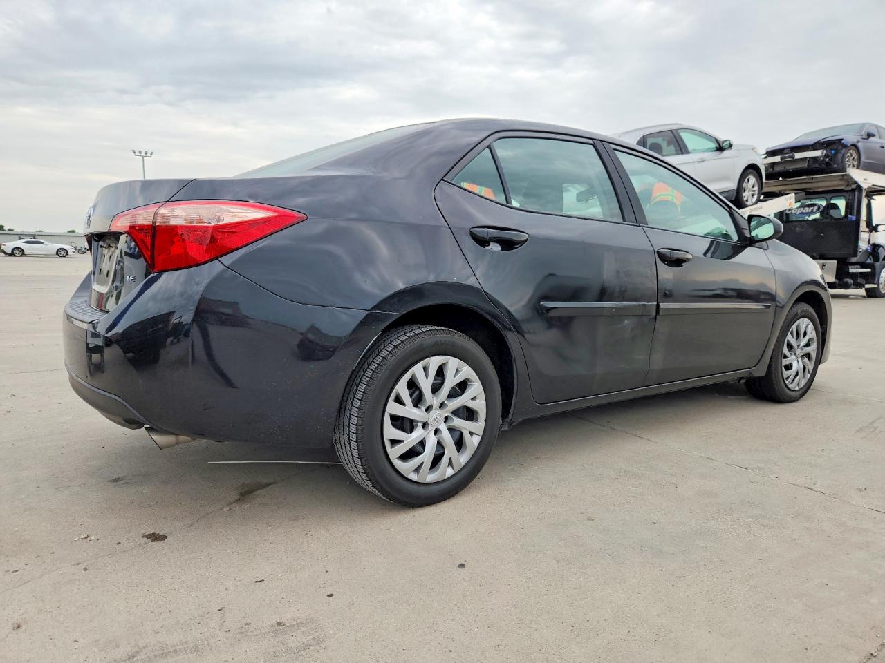 2018 TOYOTA COROLLA LE photo 3