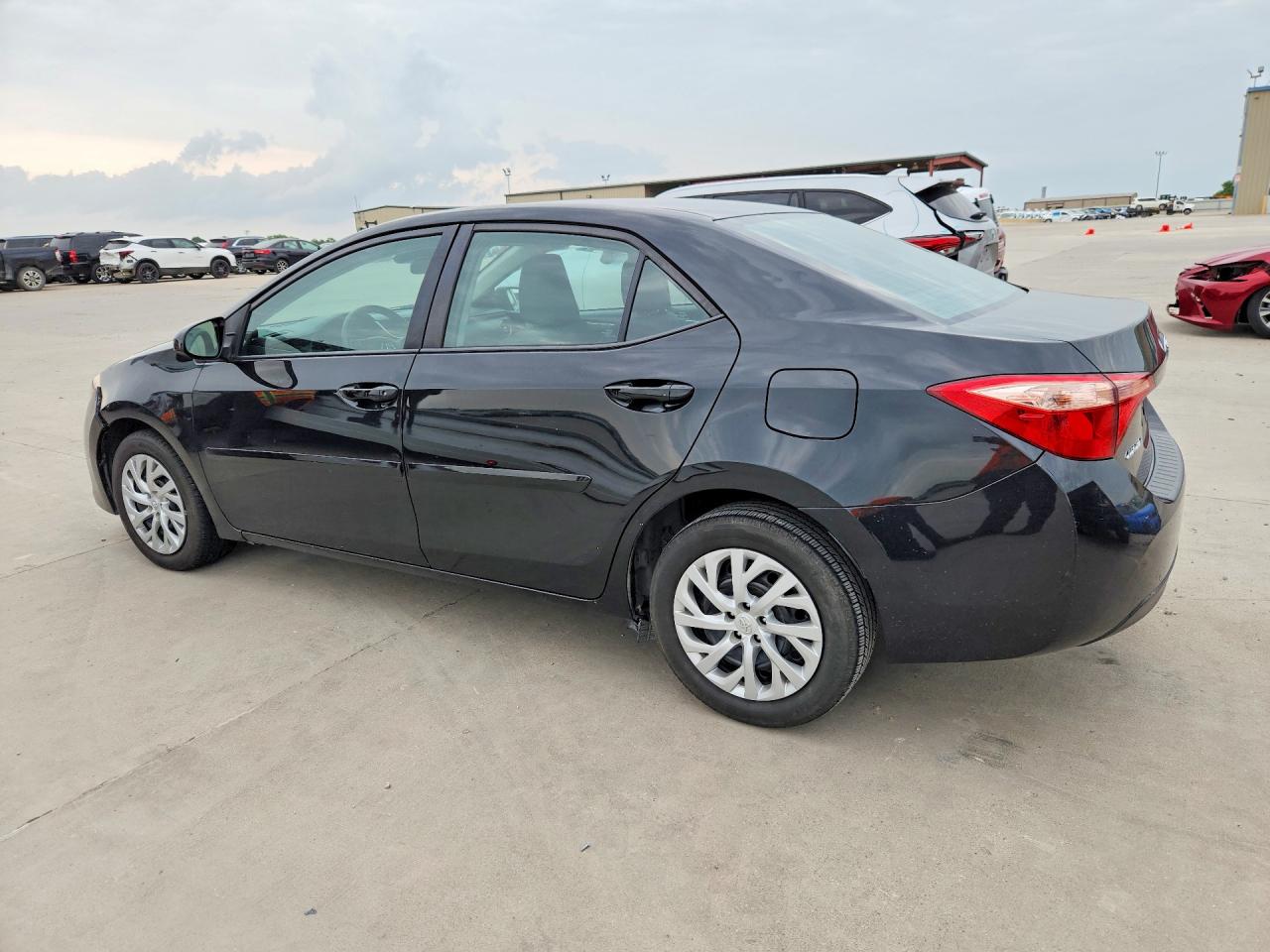 2018 TOYOTA COROLLA LE photo 2