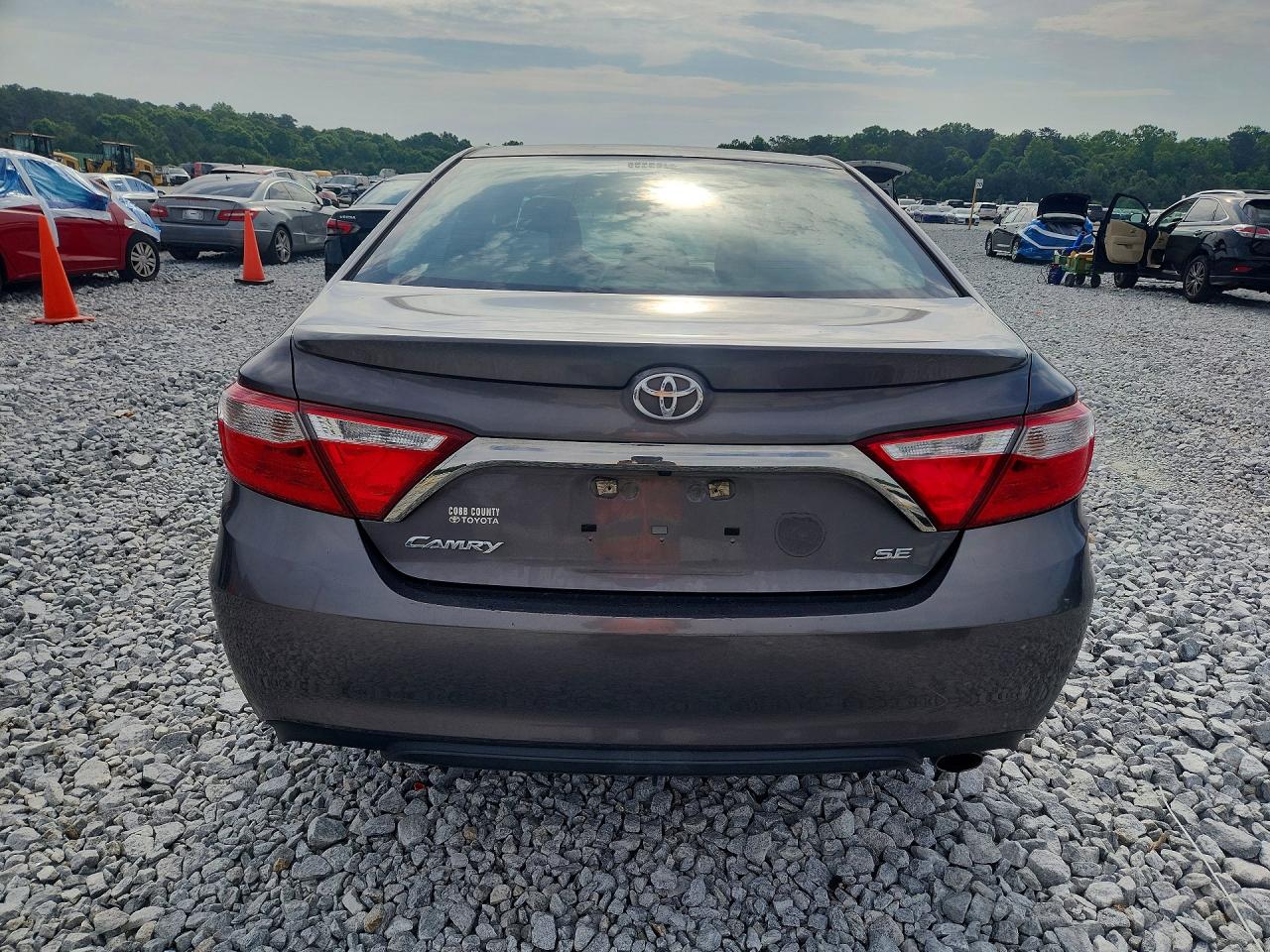 2015 TOYOTA CAMRY SE photo 16