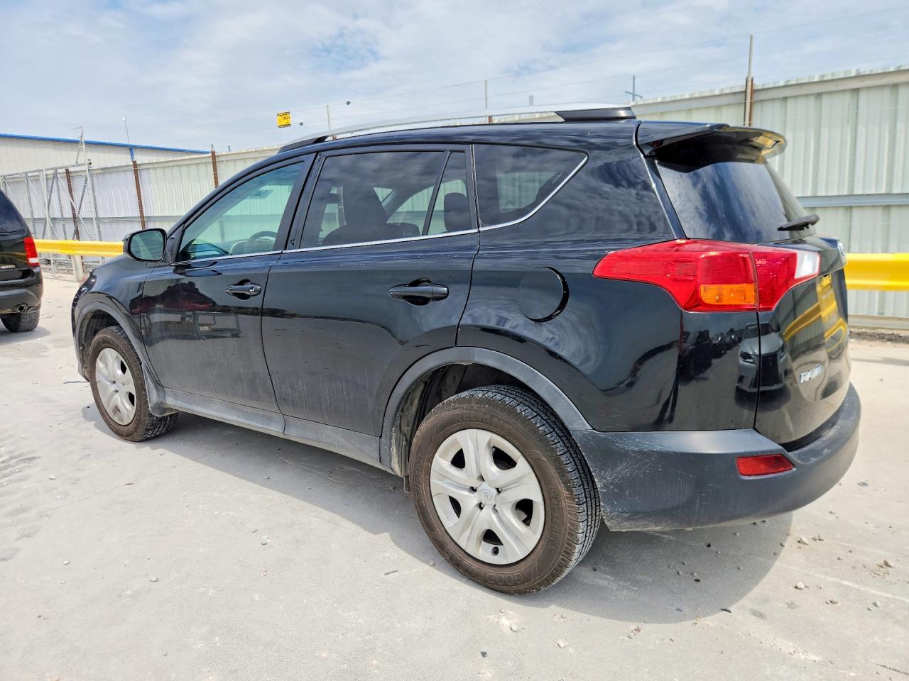 2015 TOYOTA RAV4 LE photo 4