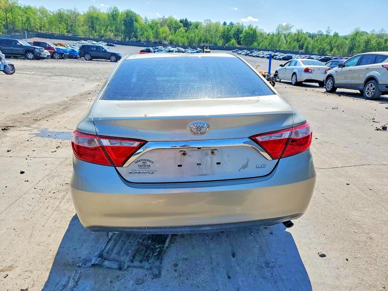 2015 TOYOTA CAMRY LE photo 16
