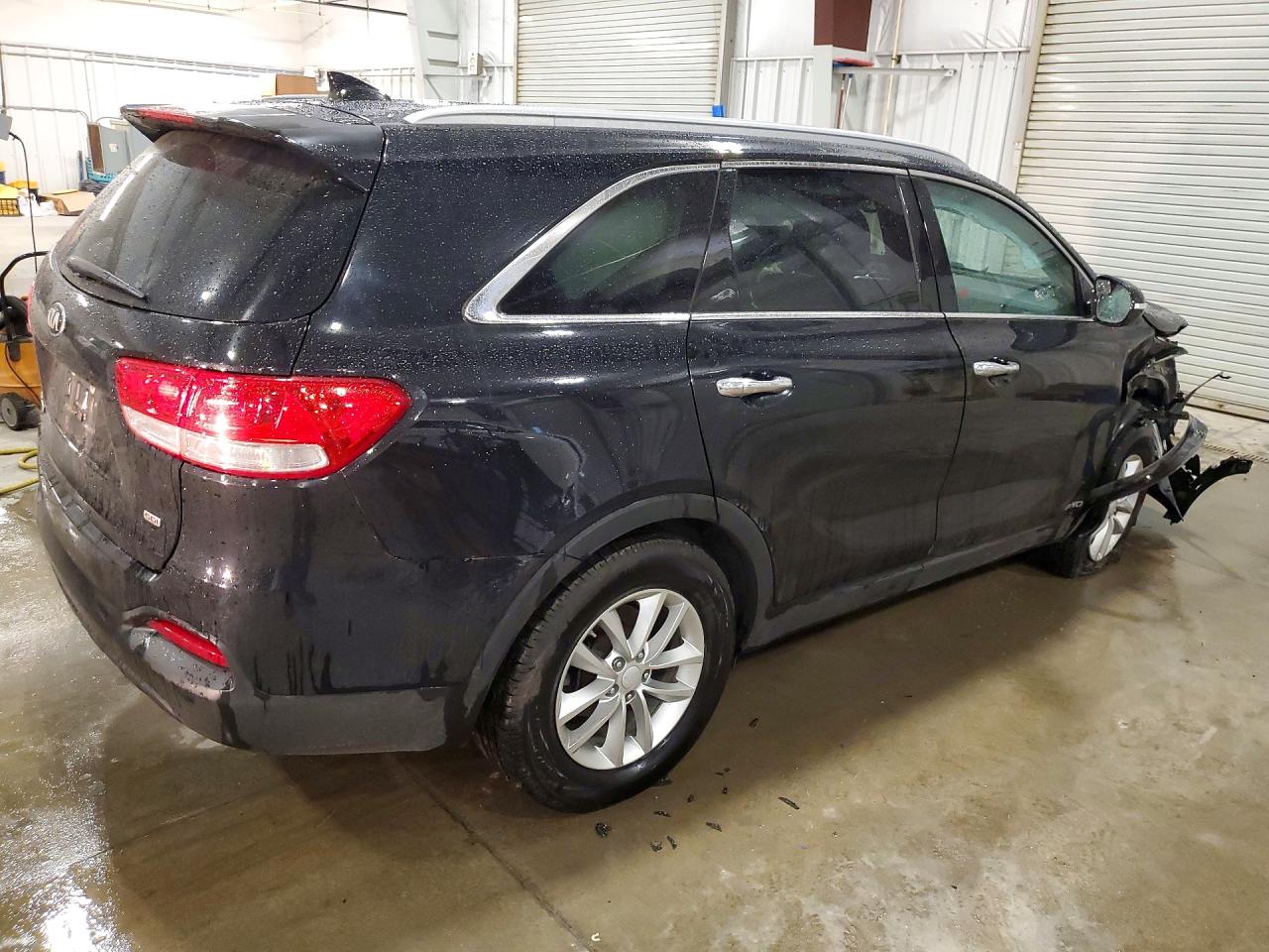 2017 KIA SORENTO LX photo 3